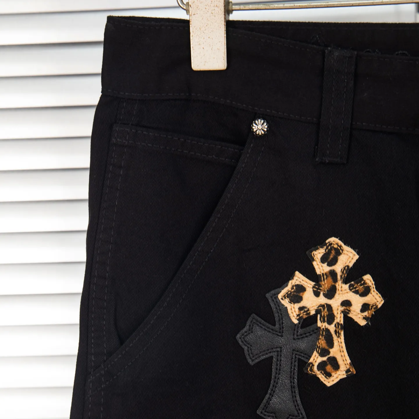 P260 Chrome Hearts Leopard Print Jeans with Black Leather and Wooden Leather Elements Washed Jeans. Really restores the ultimate vintage texture. Three-dimensional version. Loose and comfortable, not picky about the figure. Makes taller and slimmer. Factory-made. Original factory quality control. Same style for men and women. Can be matched with couples. Versatile recommendation. Must-have jeans for all seasons. Fashionistas have been disappointed. From the quality selection of fabrics, the tailoring of details, and the matching of patterns, they are all impeccable! The upper body is so handsome when worn...it can be easily worn by men, women and children! The craftsmanship is made of heavy-duty washed pure cotton denim fabric. After washing, it is soft and thick. It is very stylish when worn on the body. Style number: 1776# Color: black Size: 28 30 32 34 36